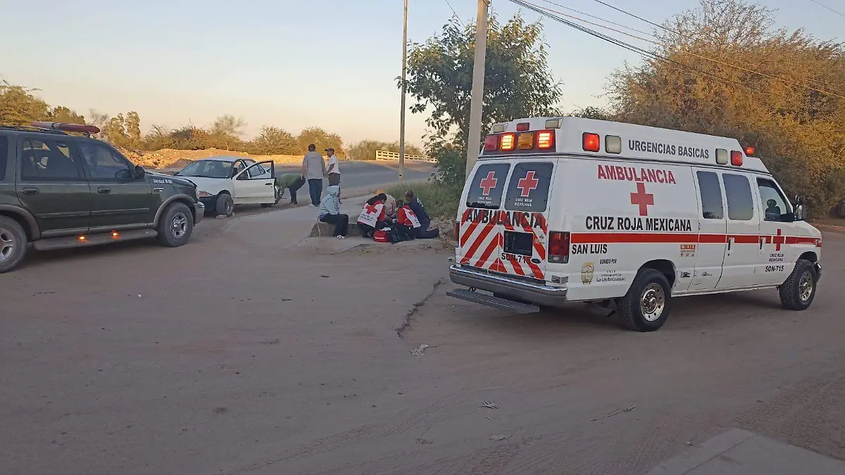 Elementos de la Cruz Roja atendieron a la mujer que fue atacada por canes en la avenida Argentina y La brecha, colonia Topahue.